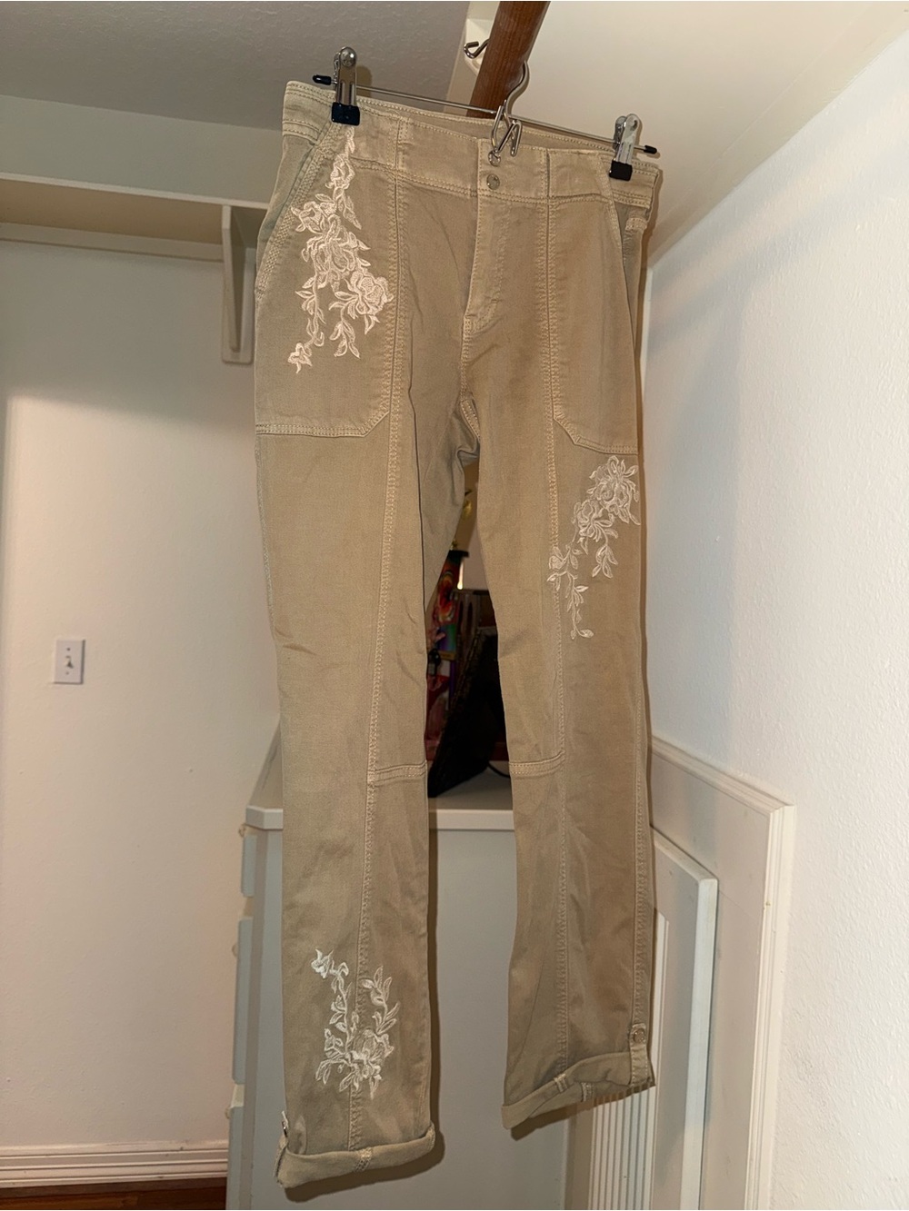 White House Black Market Mid-Rise Pret-A-Pedi Crop Pants